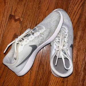 Nike Flex Contact Sneakers. White. 7.5 US.